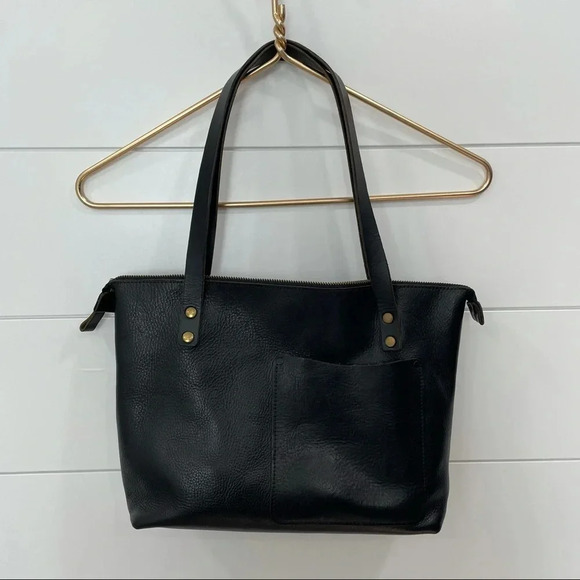 Elegant Black Leather Shoulder Bag - Picture 1 of 10